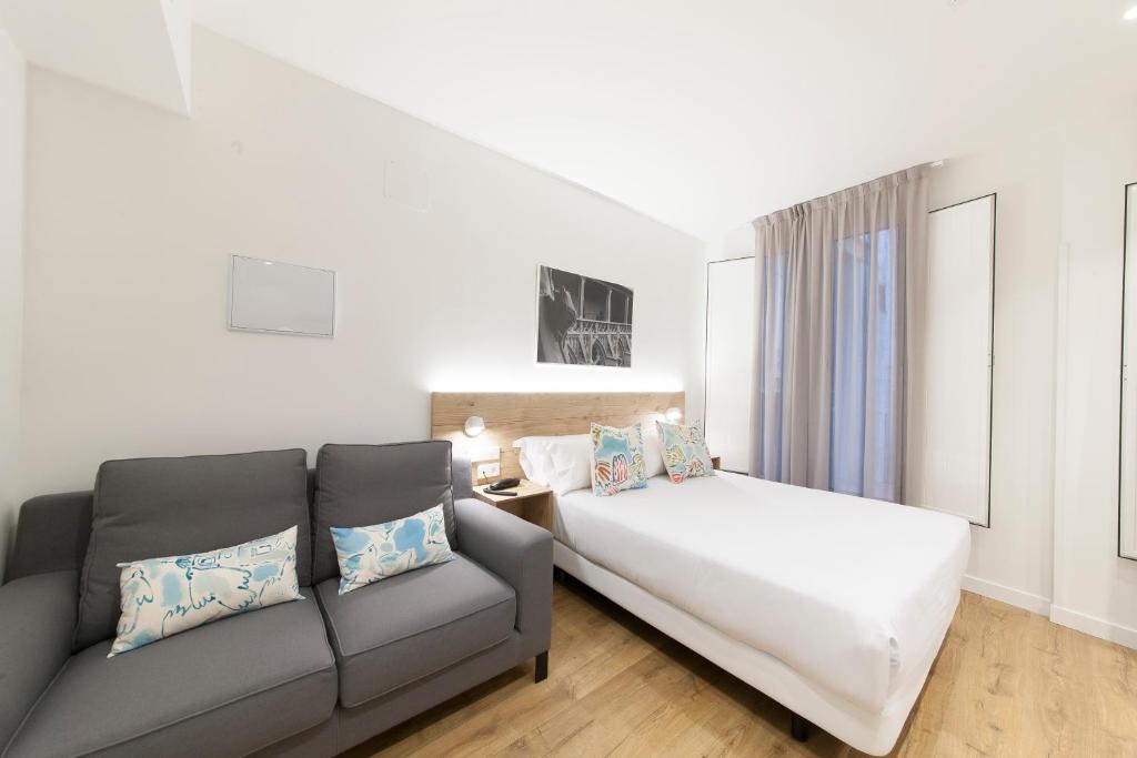 Antique Pamplona Tres Reyes Apartments, Pamplona — photo 2