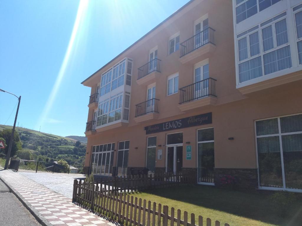 Albergue Lemos, Triacastela
