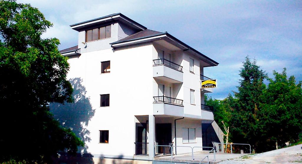Pensión García, Triacastela