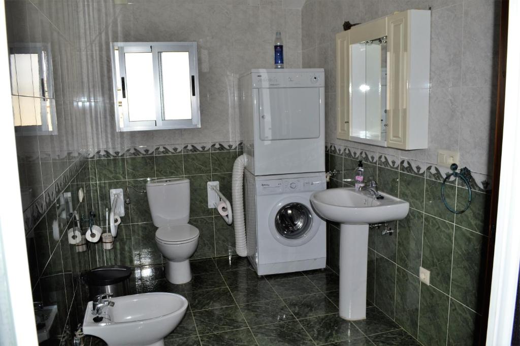 Hostal La Encina, El Real de la Jara — photo 3