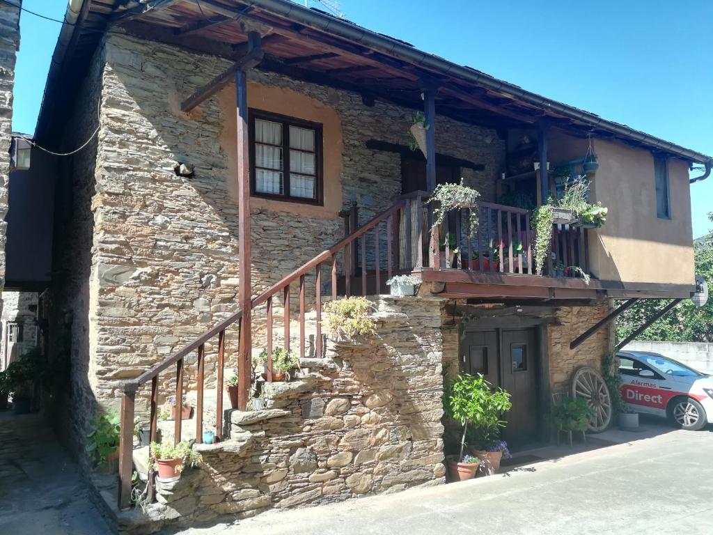 Las Tres Negrillas, Toral de Merayo