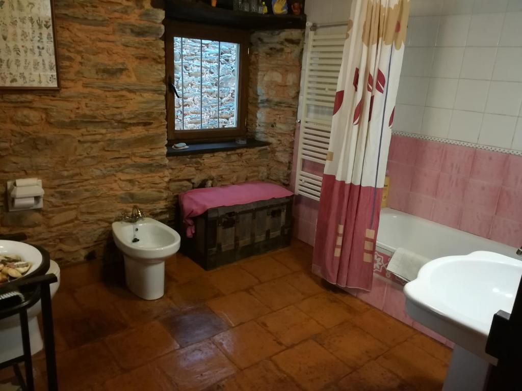 Las Tres Negrillas, Toral de Merayo — photo 3